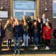 v.l.: Fr. Reglin mit den Oberstufenschülerinnen und -schülern des Erziehungswissenschaftskurses vor der Montessori Grundschule in Coesfeld