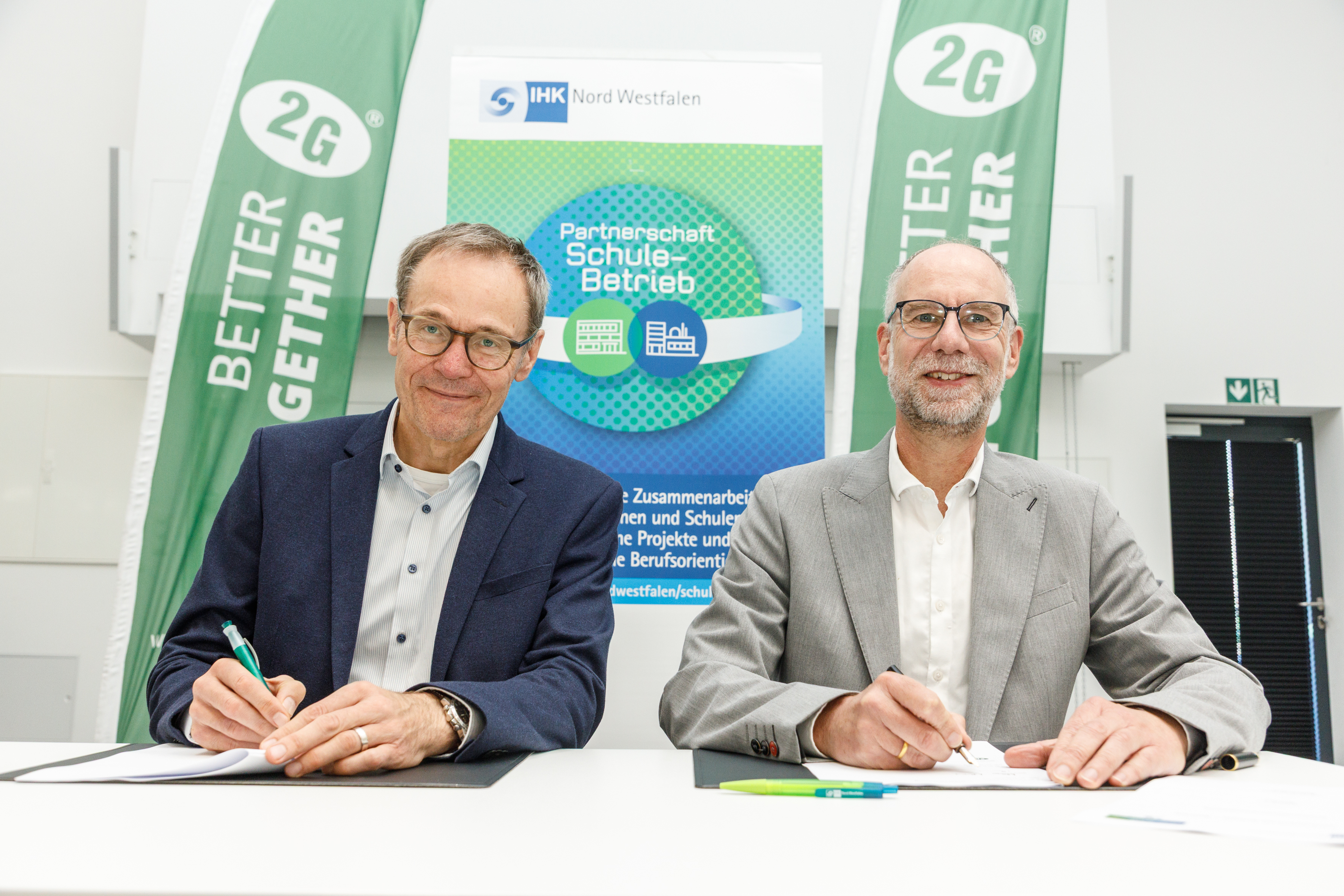 Michael Hinz links und Klaus Schneider rechts unterzeichnen die Kooperationsvereinbarung.