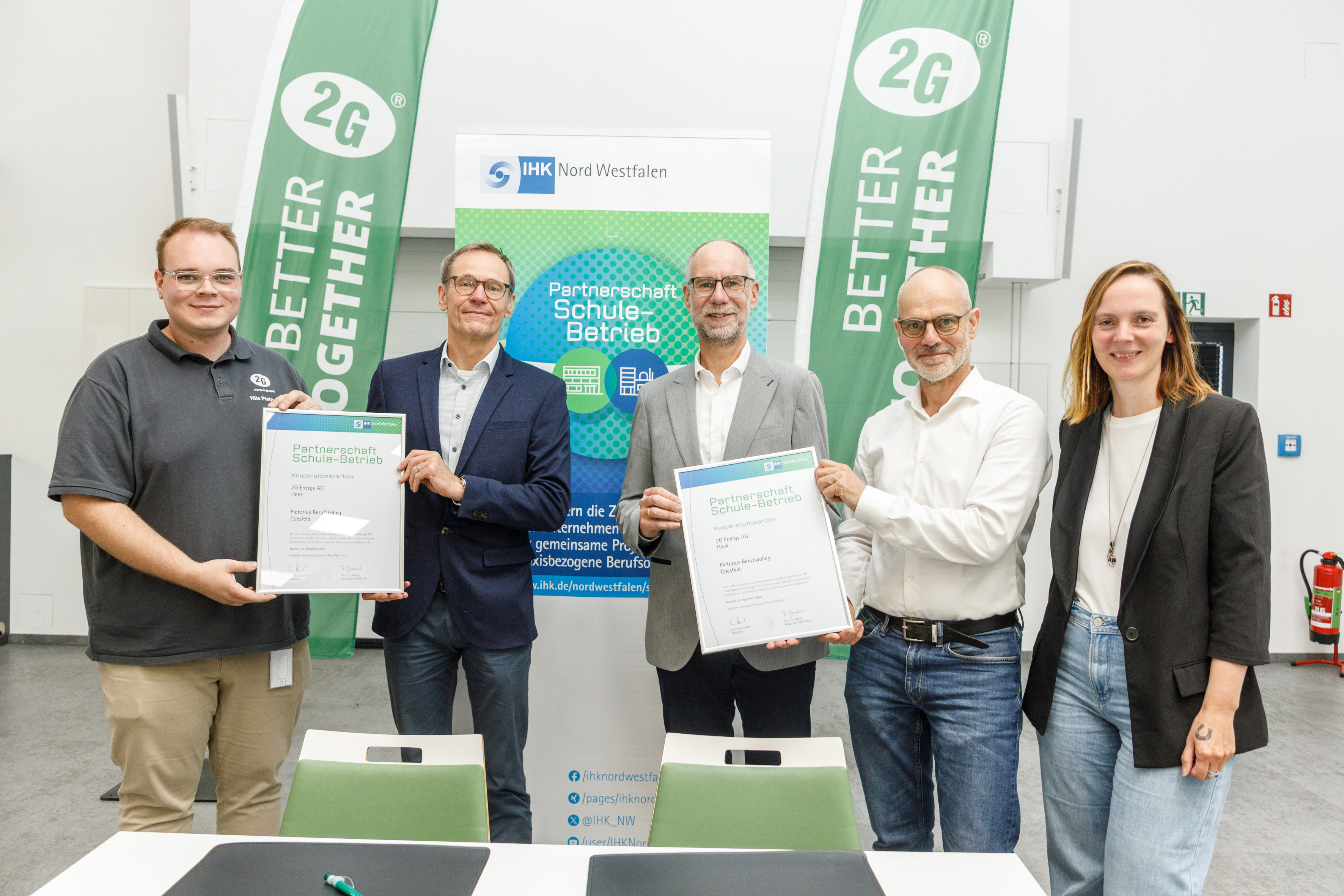 Fünf Vertreter von Pictorius Berufskolleg, 2G Energy und IHK mit den Kooperationsurkunden.